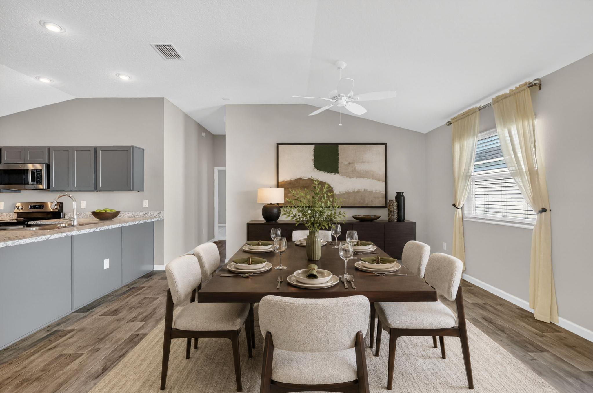 Salle à manger 4 meublé grâce au home staging virtuel par IA