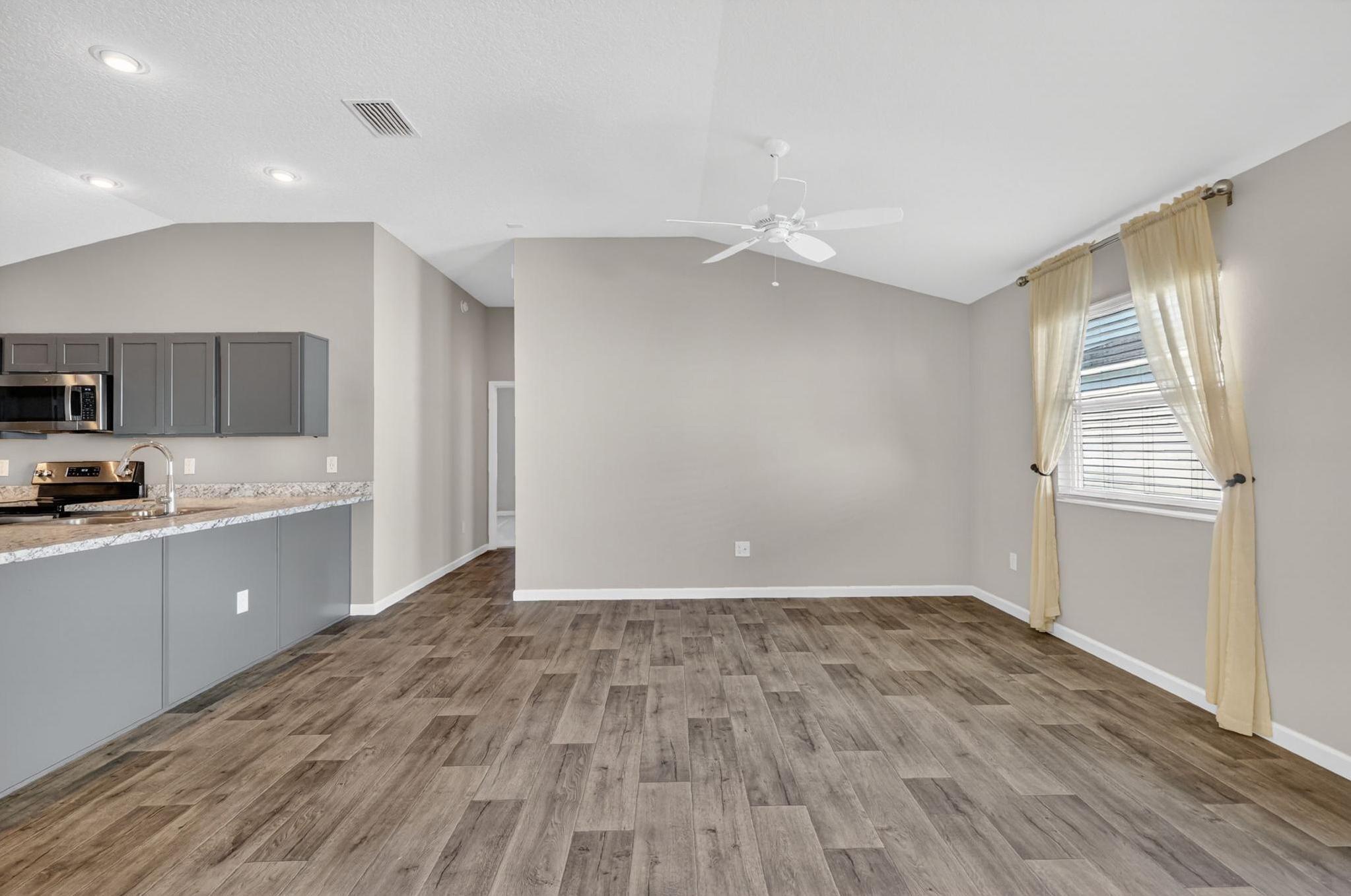 Salle à manger vide 4 avant le home staging virtuel