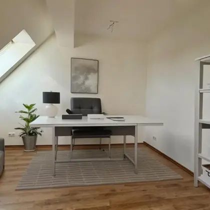 Une pièce mansardée aménagée en bureau.