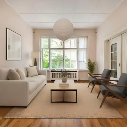 Un salon aux portes-fenêtres, palette neutre.