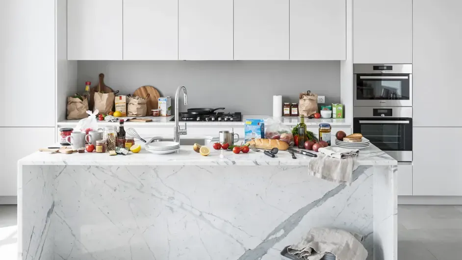 Un cluttered immobilier photo d’annonce avec mobilier et objects removed par AI dans seconds — un clean, distraction-free résultat, aucun physical cleaning.