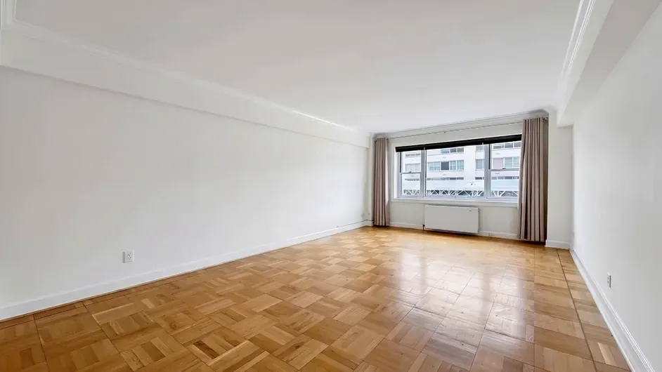 Empty living pièce transformed dans un fully staged photo d’annonce utilisant AI HomeDesign home staging virtuel.