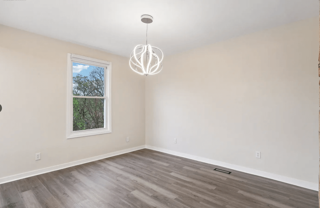 before of ai virtually staged dining room