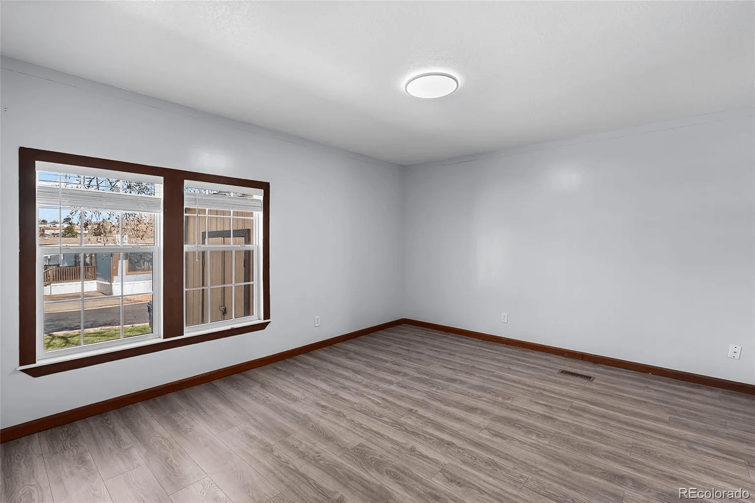 before of ai virtually staged living room