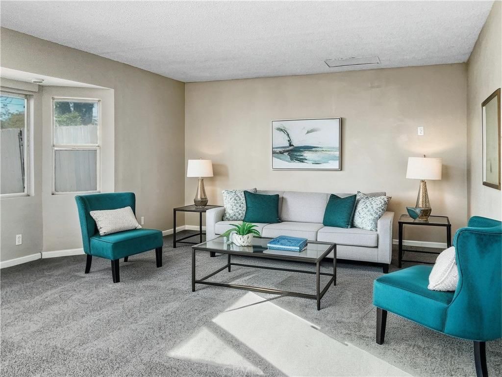 AI HomeDesign virtually staged living room